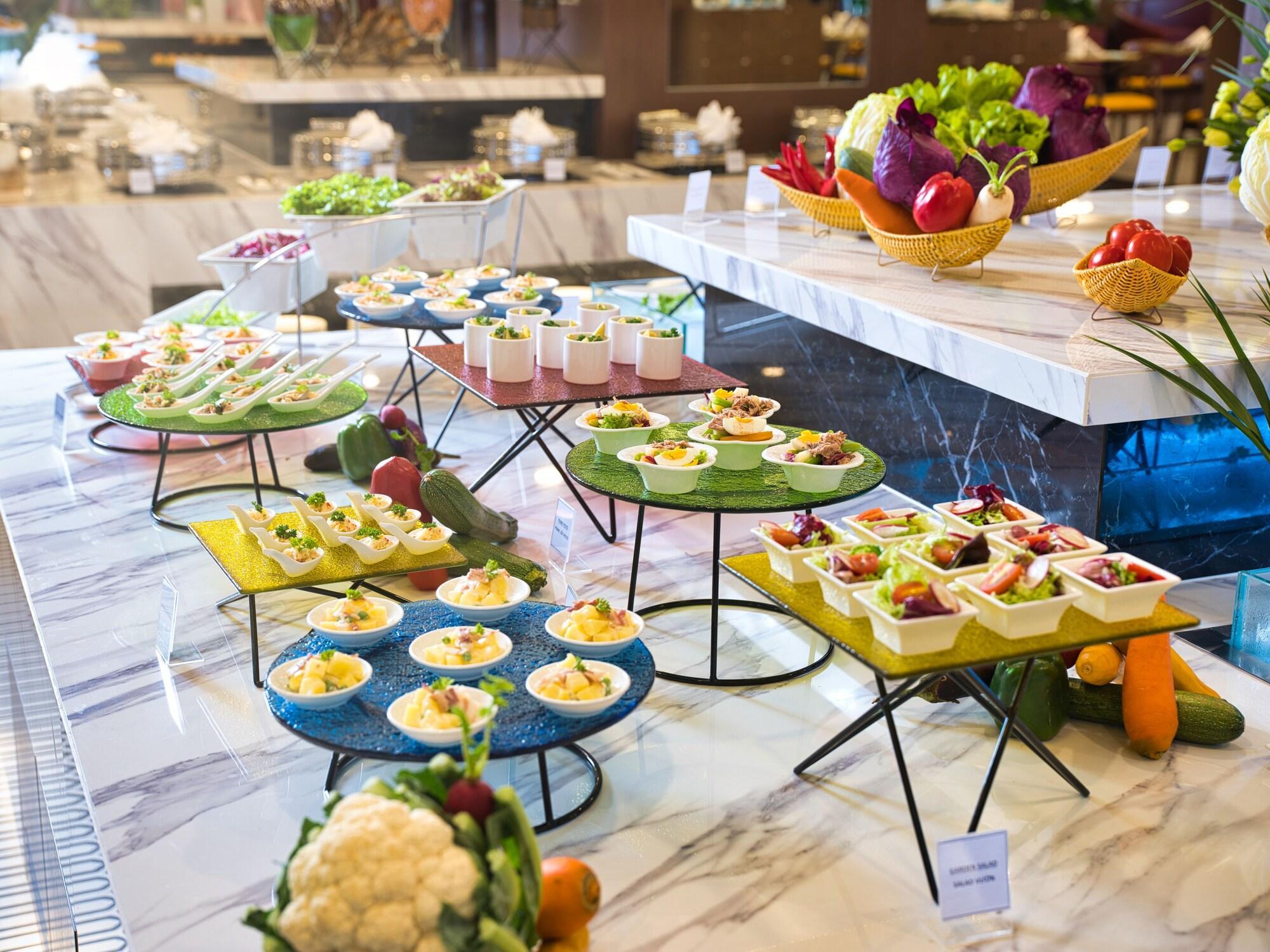 Senna Hue Hotel Exterior foto A buffet at a hotel