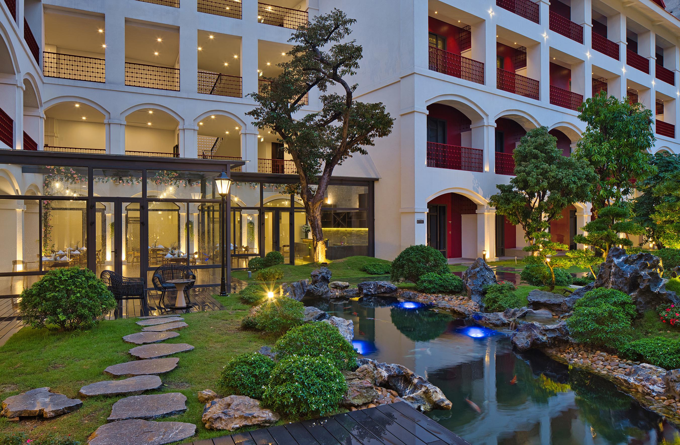 Senna Hue Hotel Exterior foto The hotel's courtyard