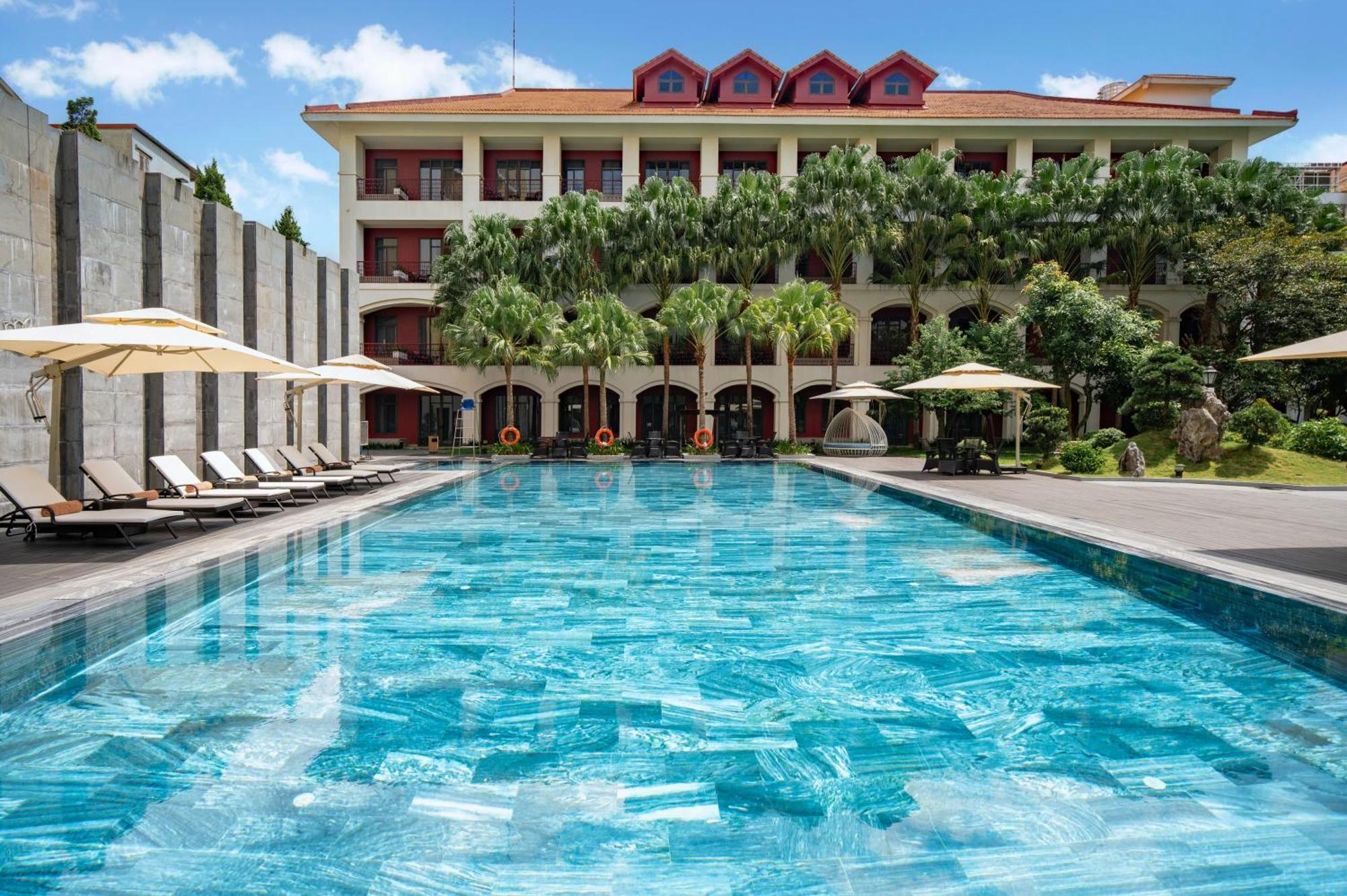 Senna Hue Hotel Exterior foto The hotel's pool