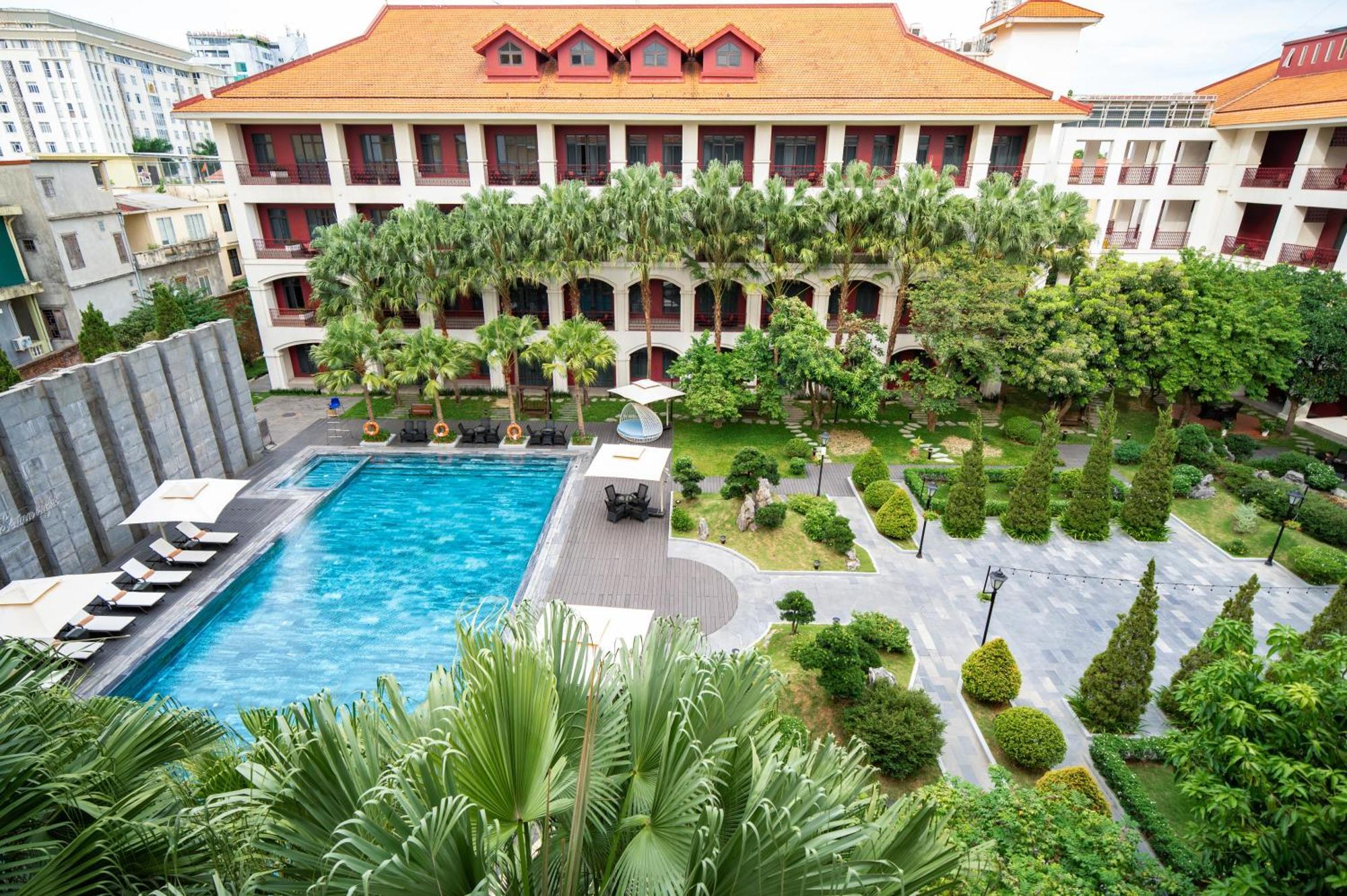 Senna Hue Hotel Exterior foto The hotel's pool