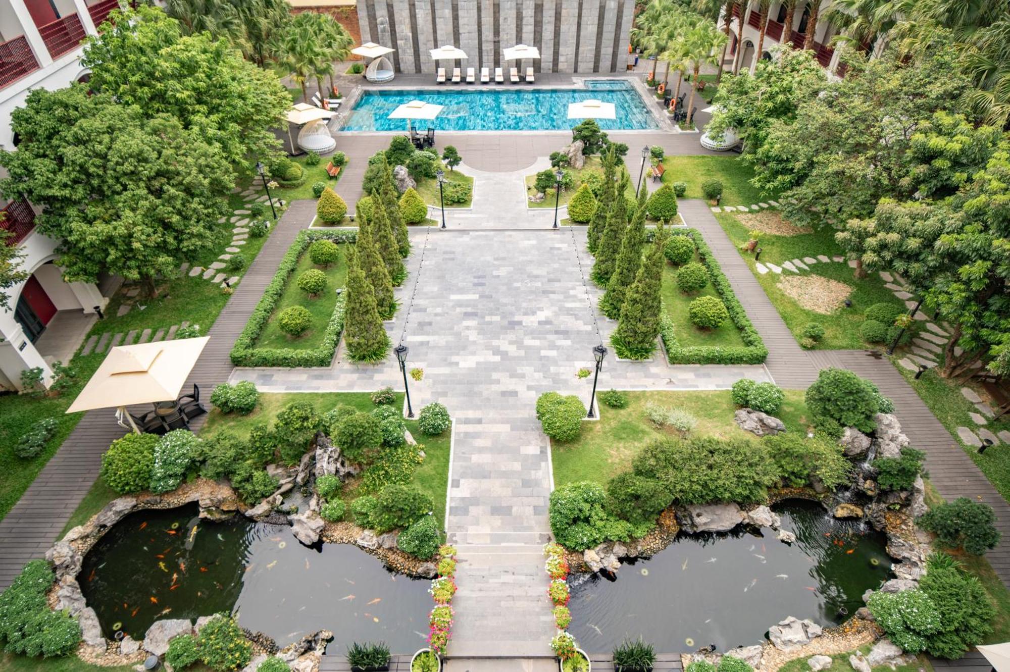 Senna Hue Hotel Exterior foto The pool at the hotel