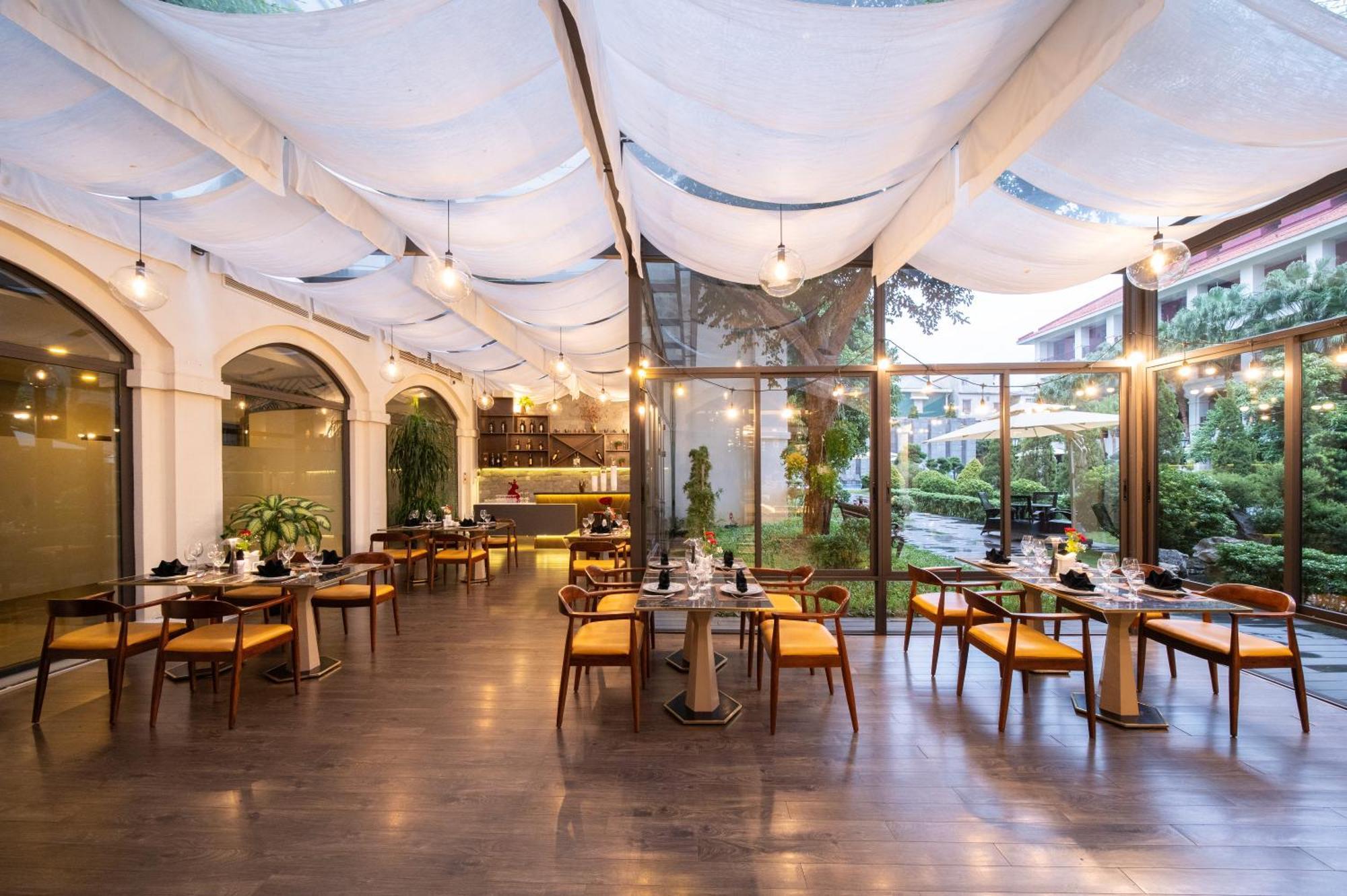 Senna Hue Hotel Exterior foto The interior of the restaurant