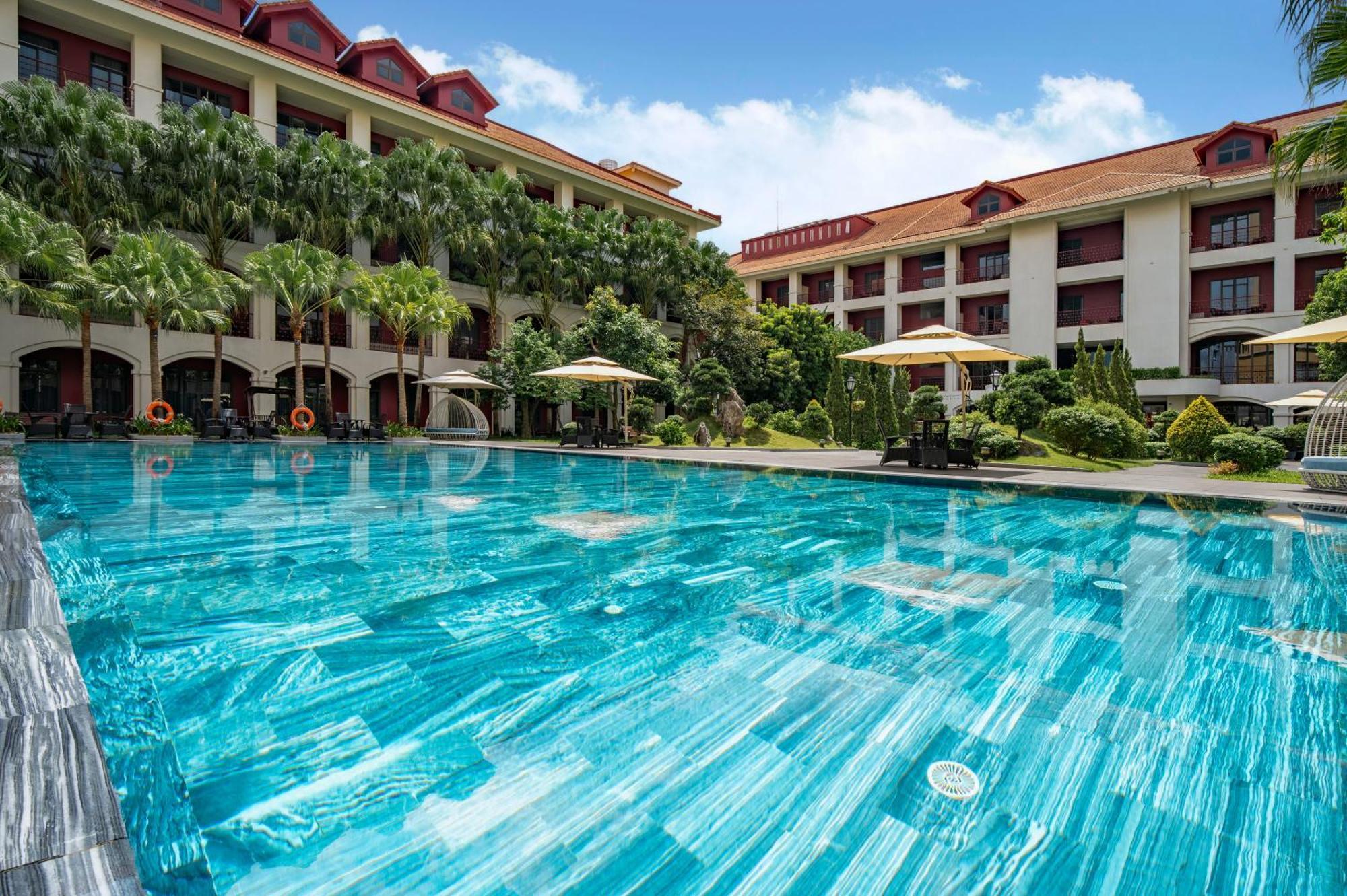 Senna Hue Hotel Exterior foto The swimming pool at the hotel