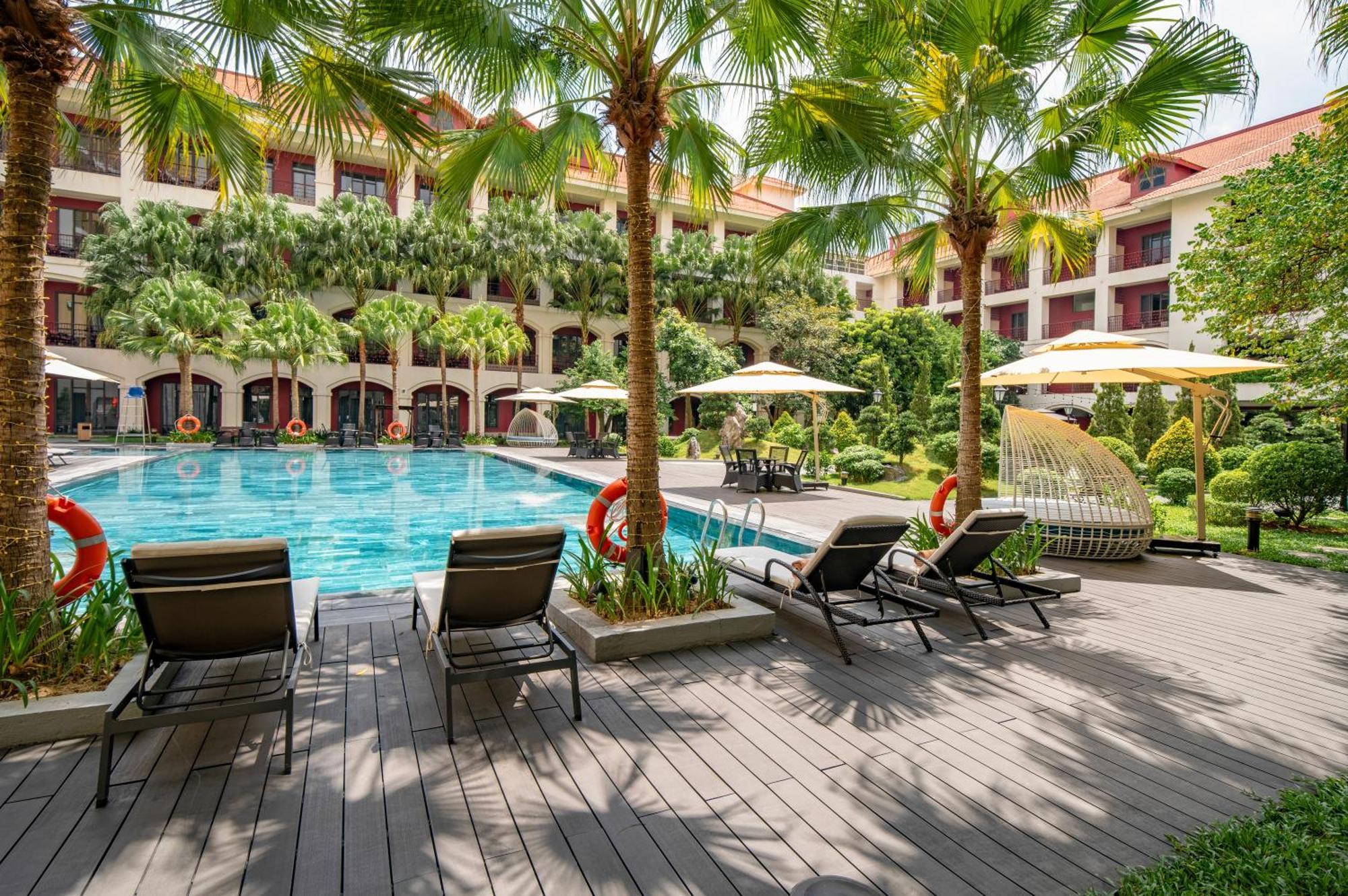 Senna Hue Hotel Exterior foto The pool at the hotel
