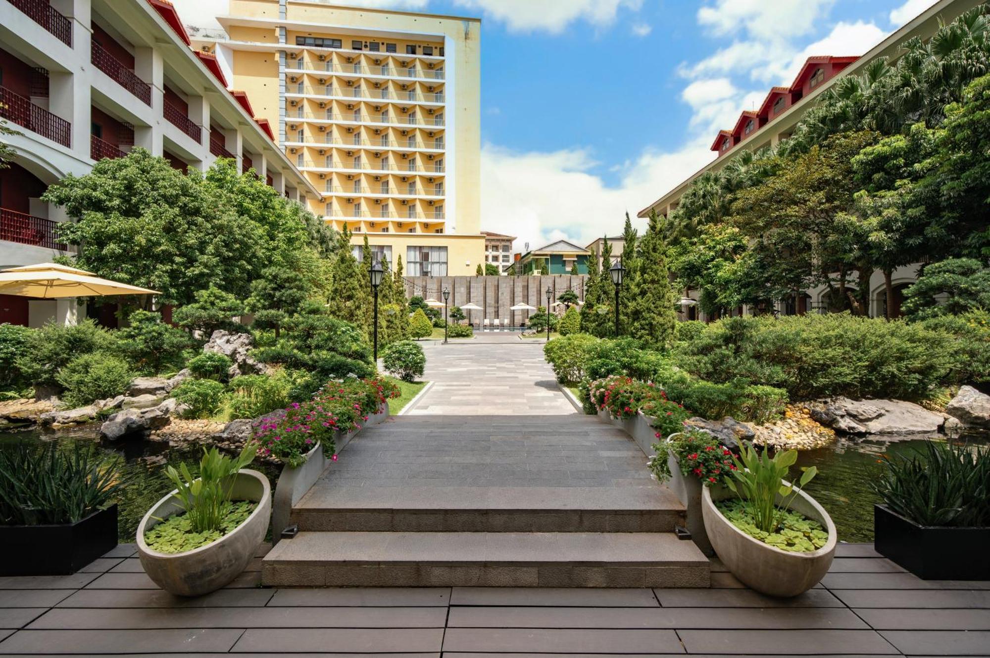 Senna Hue Hotel Exterior foto The hotel's courtyard