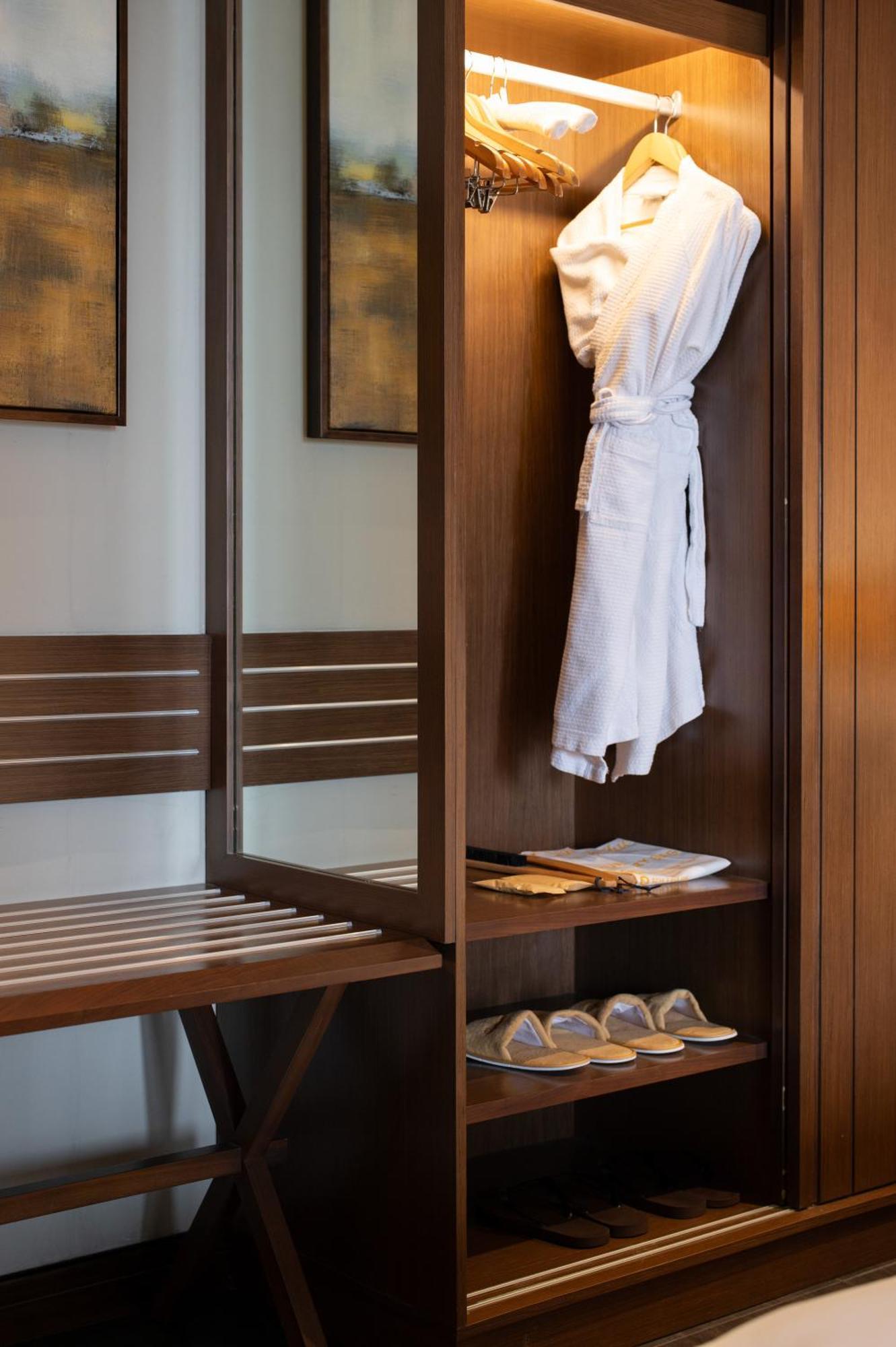 Senna Hue Hotel Exterior foto A bathrobe hanging on a wardrobe
