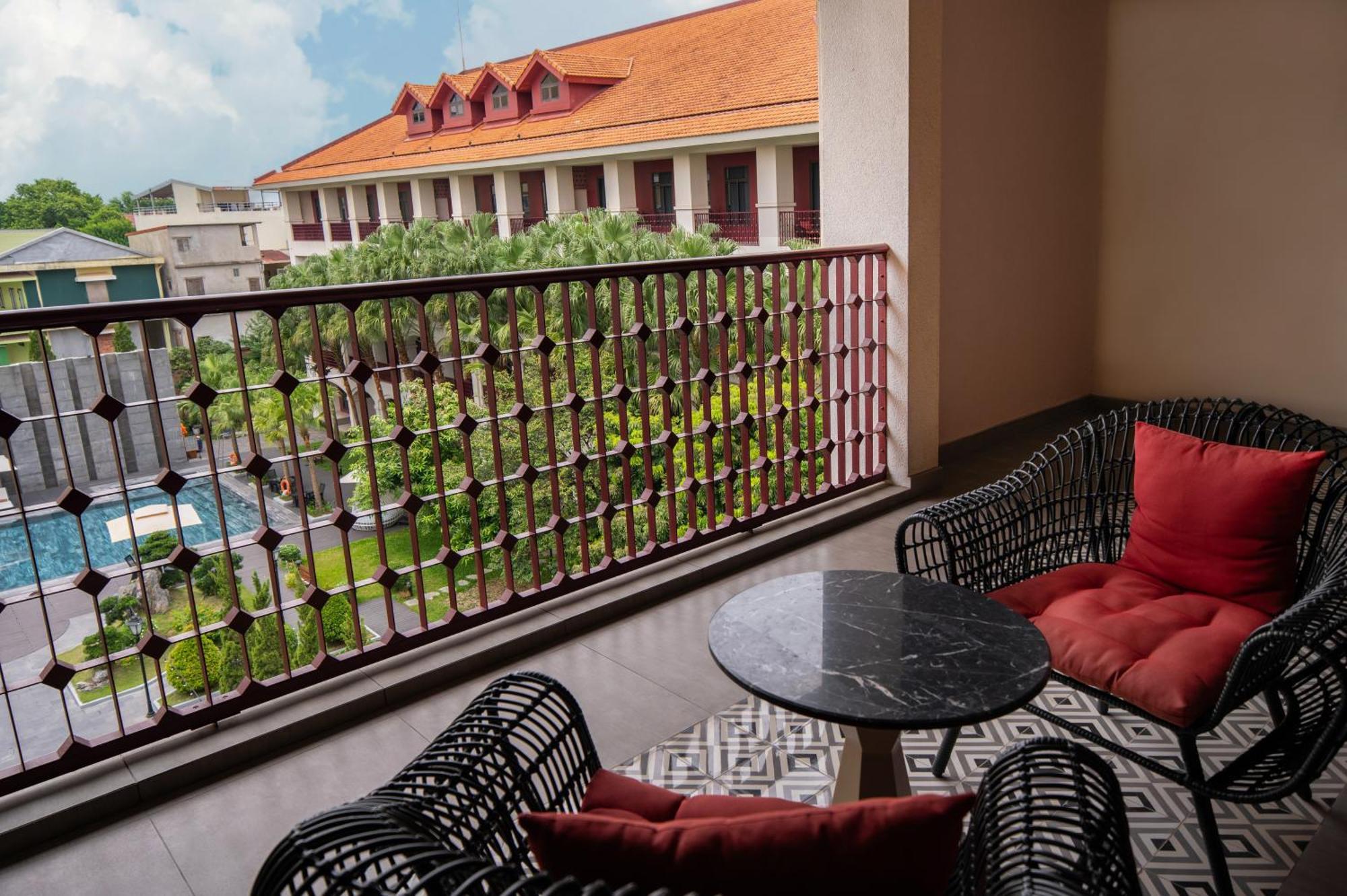 Senna Hue Hotel Exterior foto A balcony at a hotel