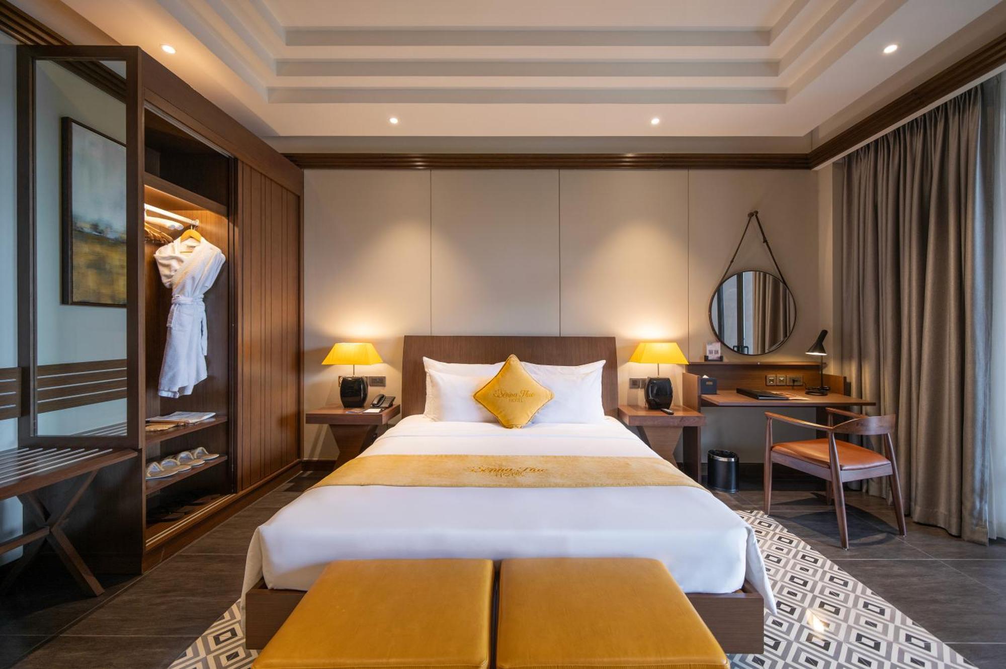 Senna Hue Hotel Exterior foto A bedroom at the hotel