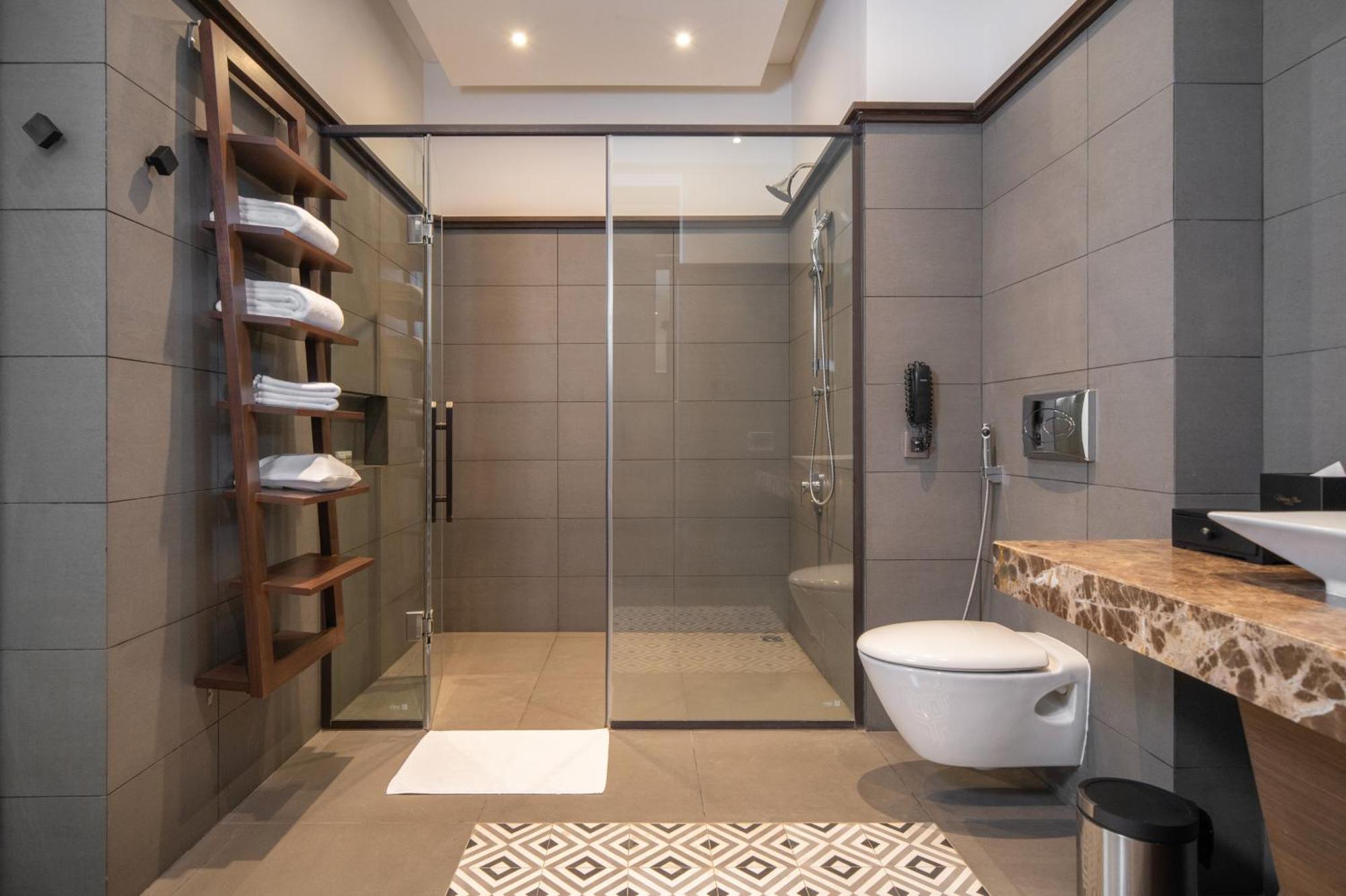 Senna Hue Hotel Exterior foto A modern bathroom with a shower enclosure