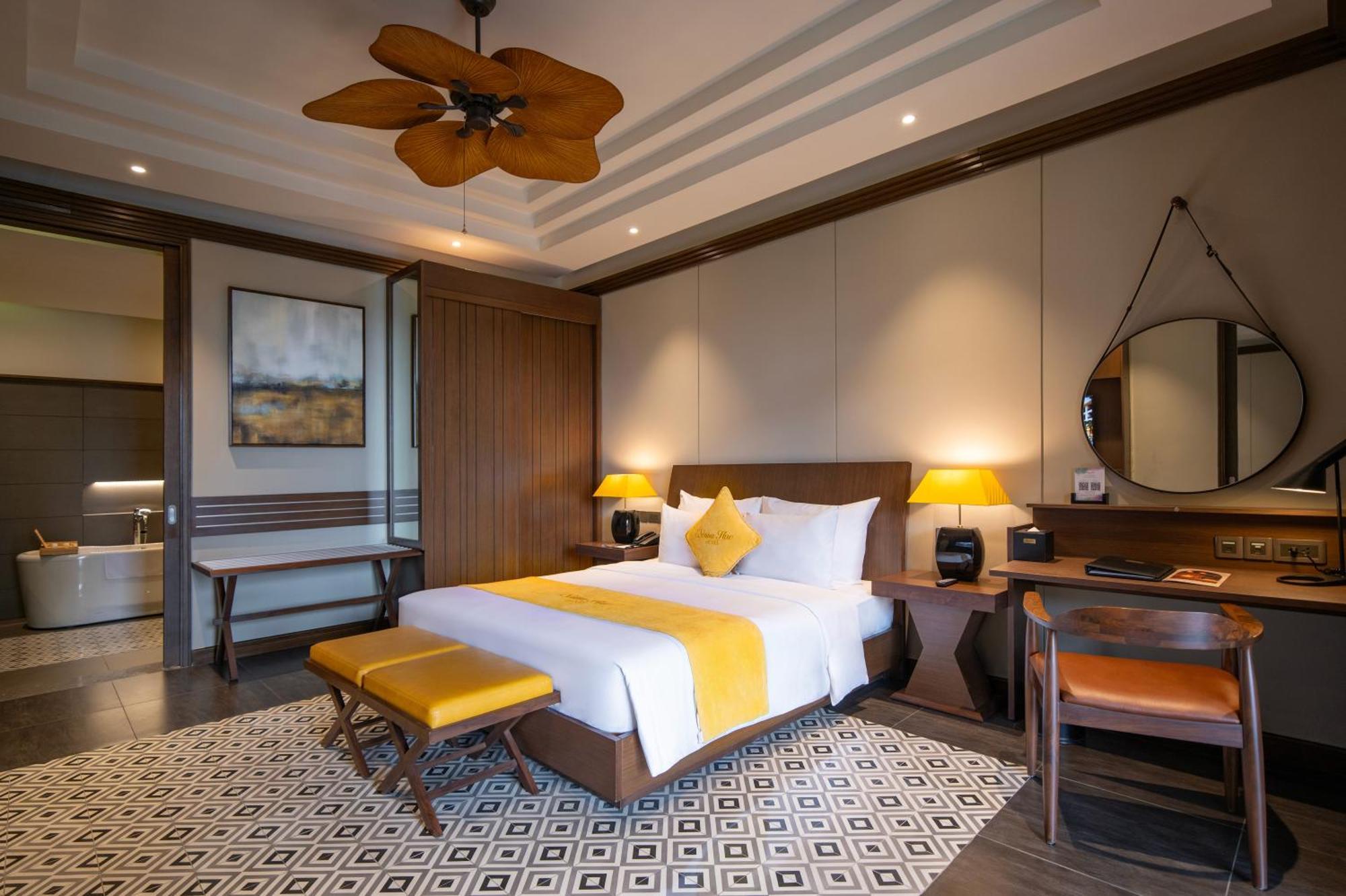 Senna Hue Hotel Exterior foto A bedroom at the hotel