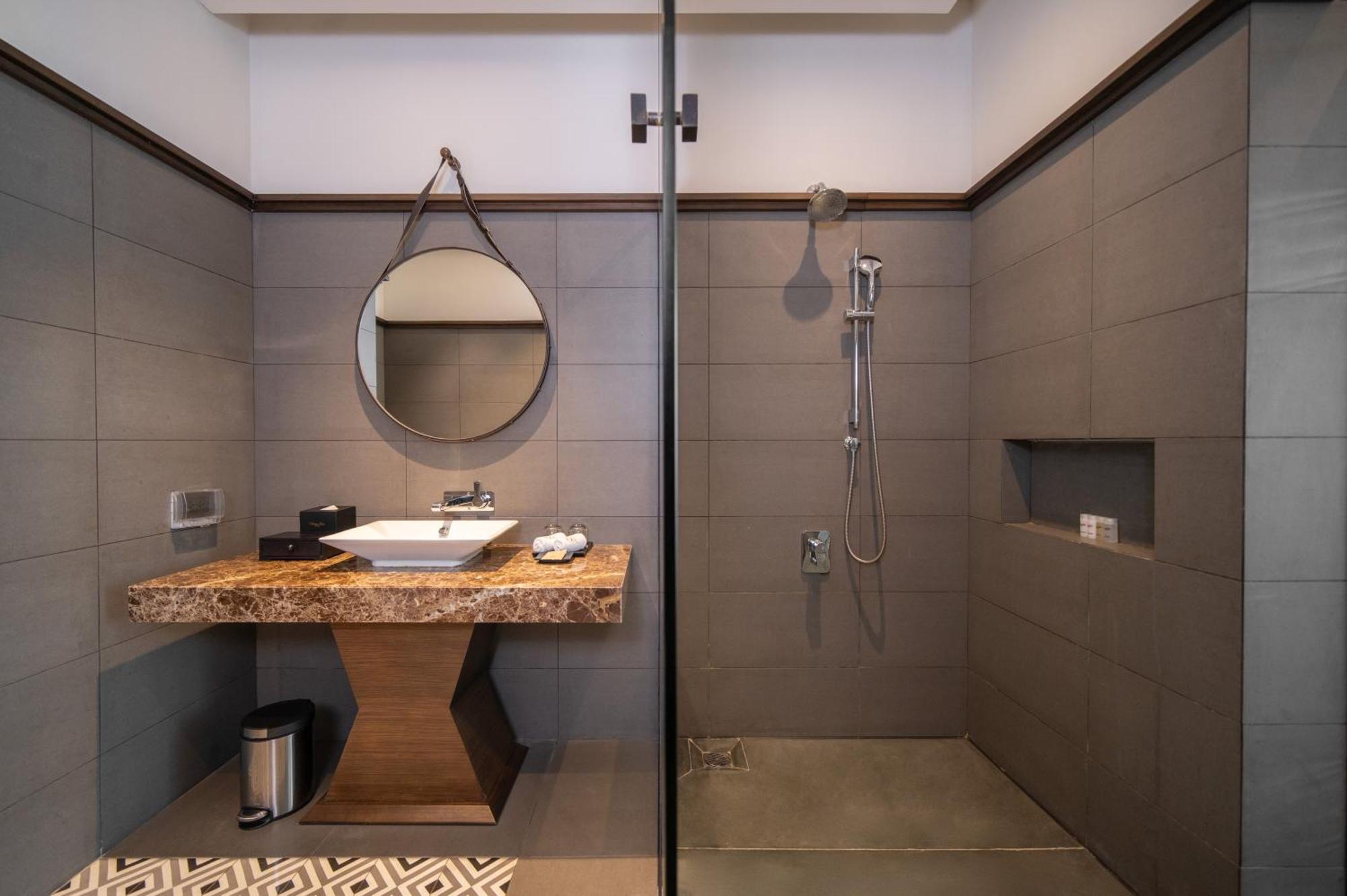 Senna Hue Hotel Exterior foto A shower with a shower tray
