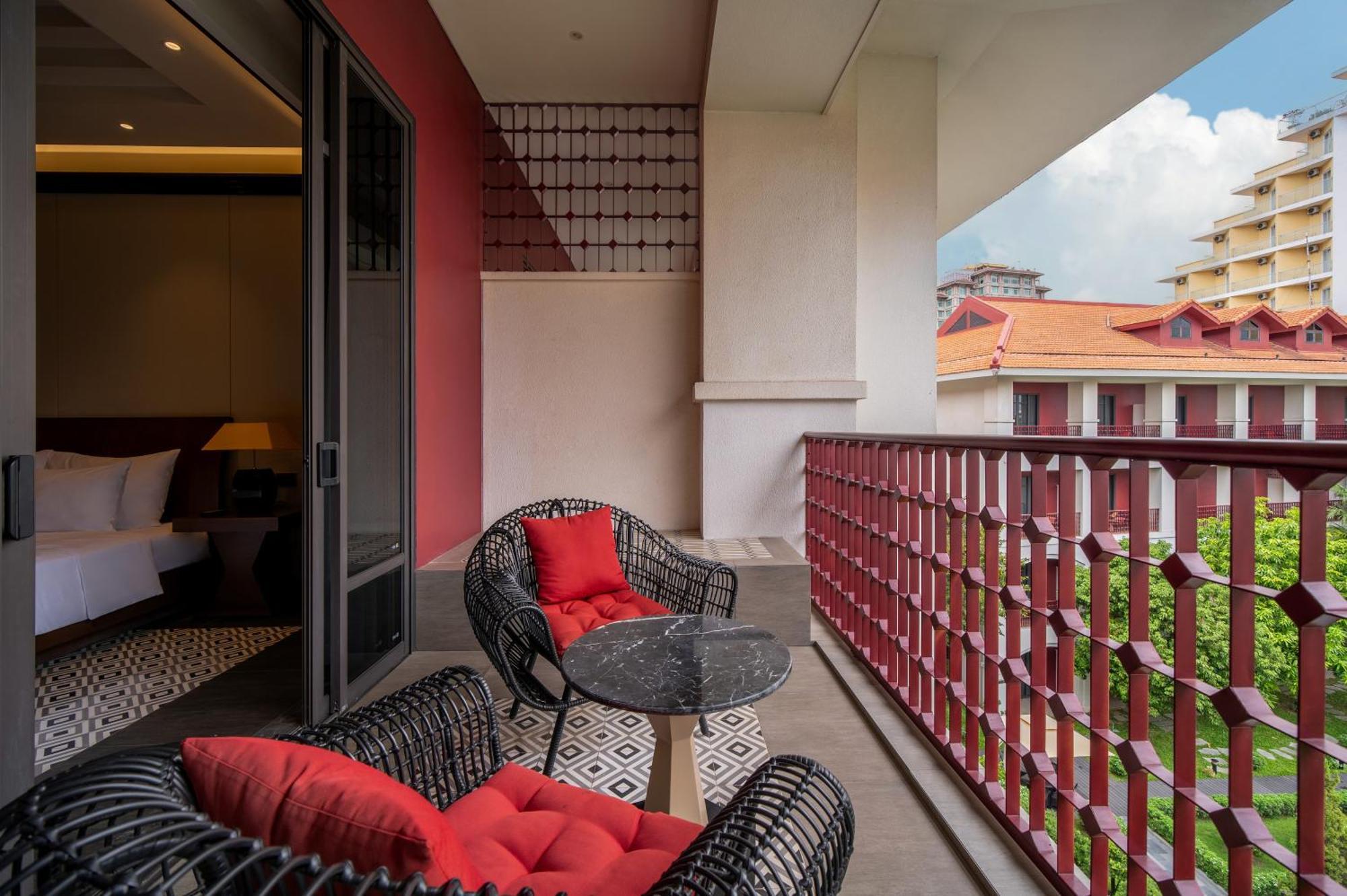 Senna Hue Hotel Exterior foto A balcony at the hotel