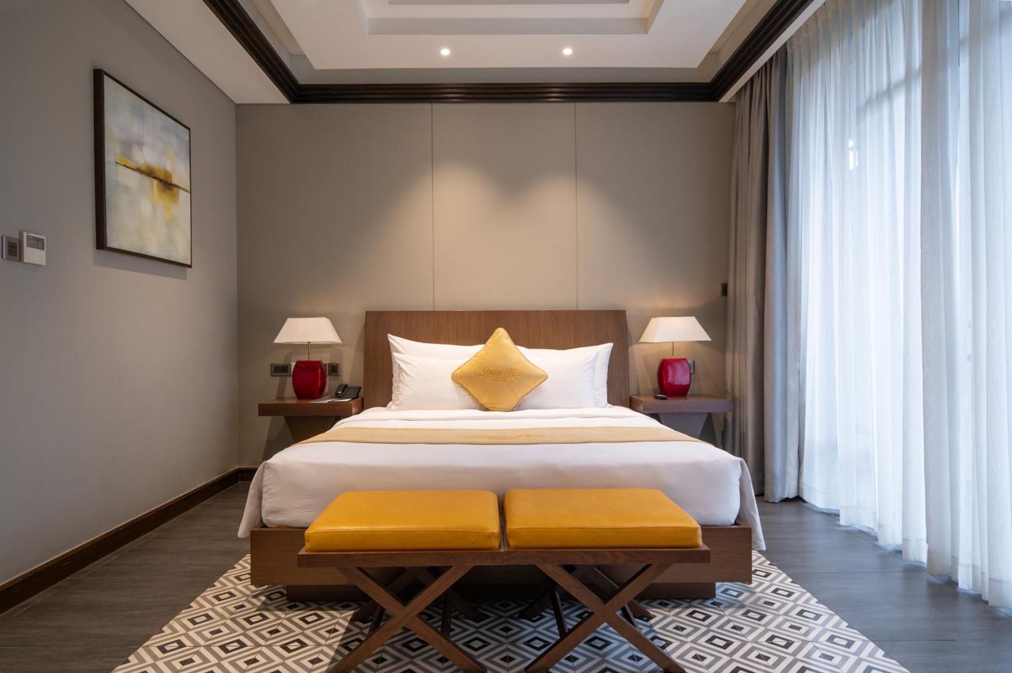 Senna Hue Hotel Exterior foto A bedroom at the hotel