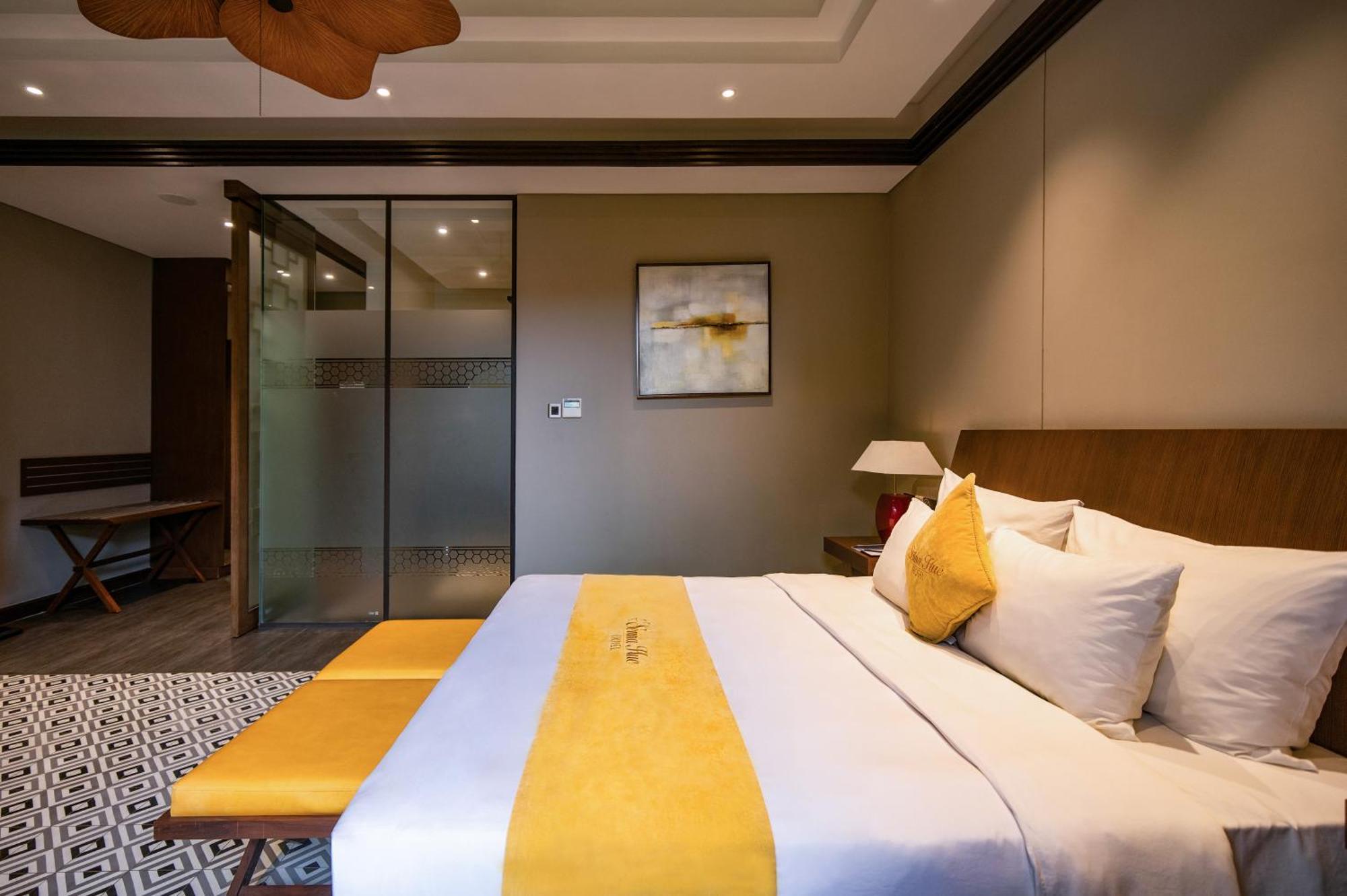 Senna Hue Hotel Exterior foto A bedroom at the hotel